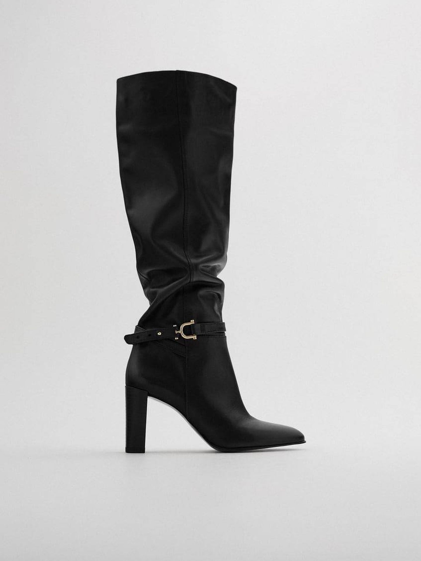 Botas altas negras de Zara. (Cortesía)