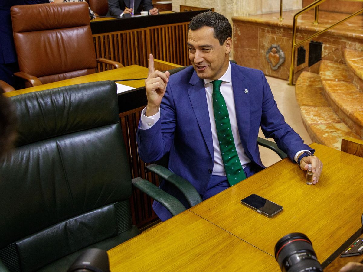 Foto: Juanma Moreno, en su escaño en el Parlamento andaluz. (EFE / Julio Muñoz)
