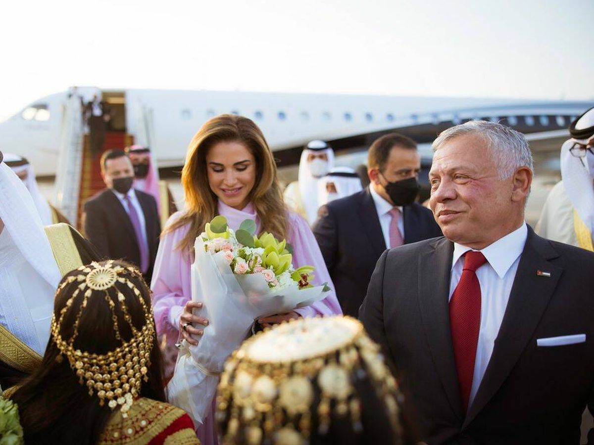 Foto: Abdalá y Rania, a su llegada a Baréin. (Corte Real Hachemita)