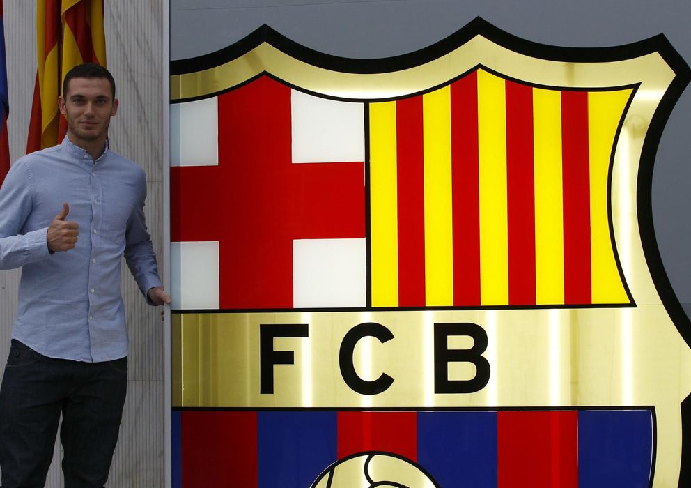 Foto: Thomas Vermaelen posa como nuevo jugador del Barcelona (Reuters).