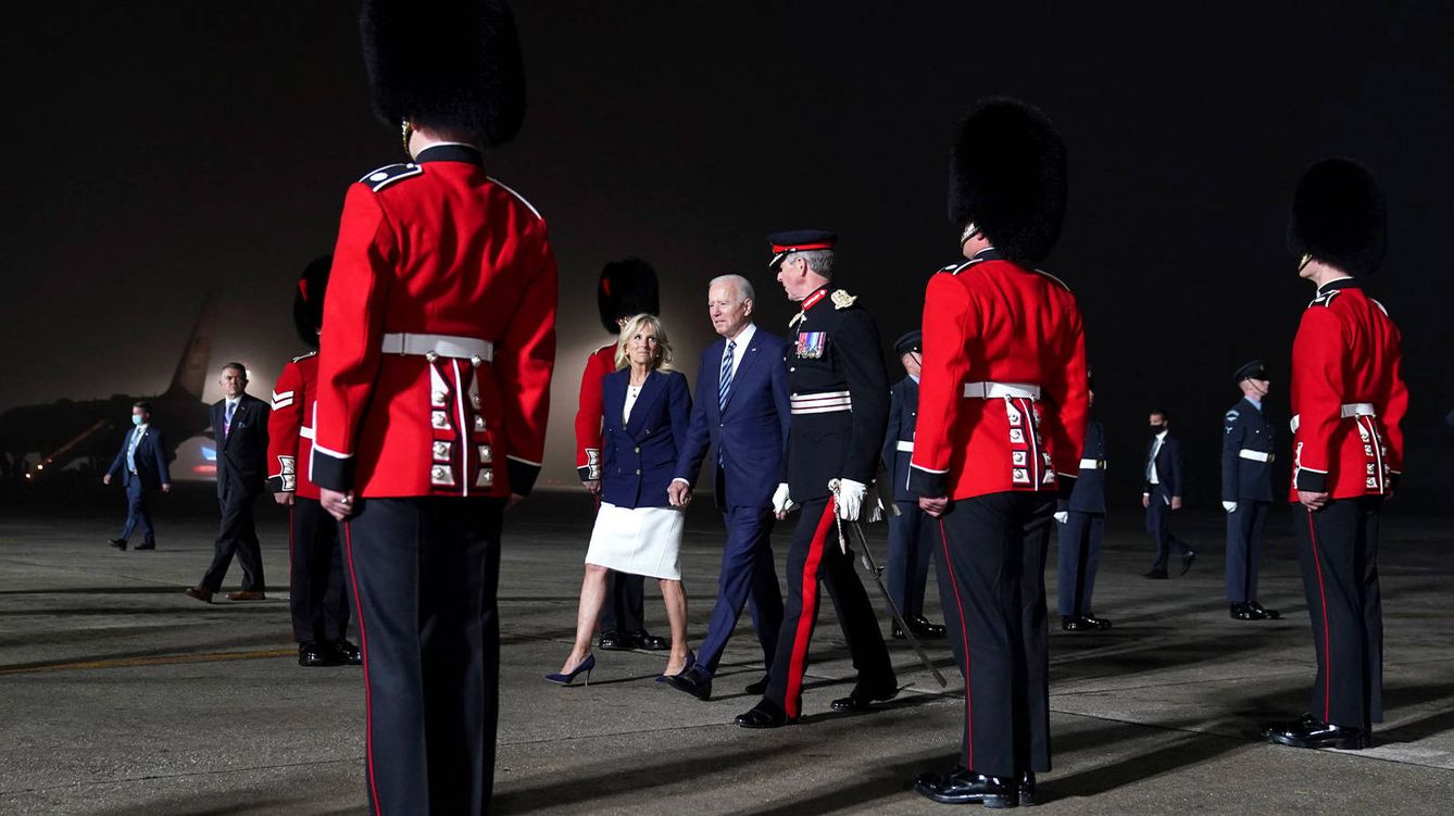 Foto: El presidente de Estados Unidos, Joe Biden, y la primera dama, Jill Biden, a su llegada a Reino Unido. (Reuters)