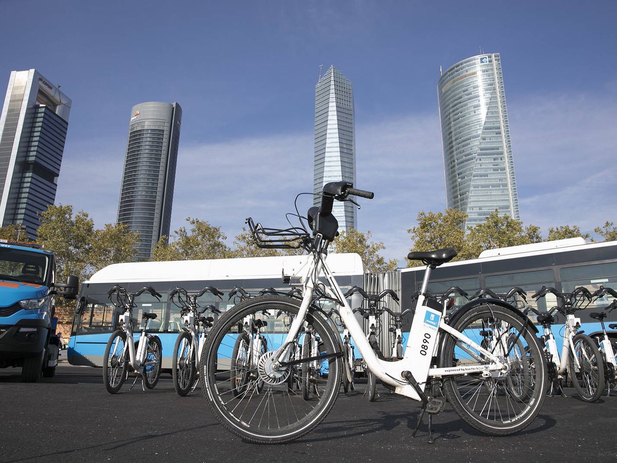 Foto: Varias bicicletas del servicio BiciMAD frente a las cuatro torres de Madrid. (Ayuntamiento de Madrid)