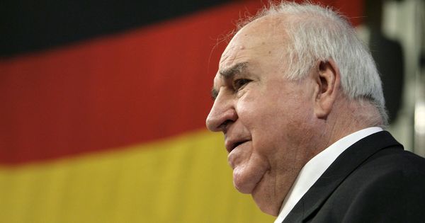 Foto: Helmut Kohl tras recibir la Medalla de Oro de la Fundación Jean Monnet para Europa, en Lausana, Suiza. (EFE)