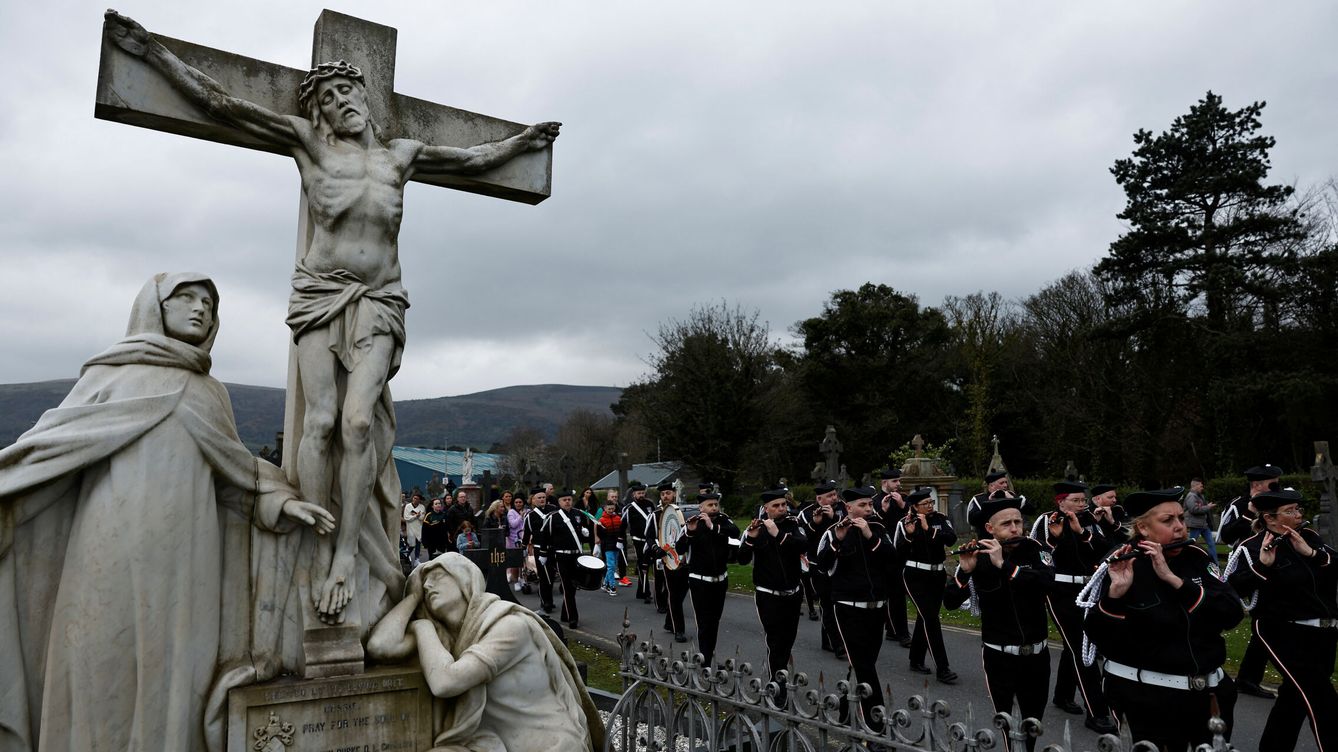 Foto: Participantes en un desfile por el cementerio de Milltown, en Belfast, para conmemorar el aniversario del Alzamiento de Pascua de 1916. (Reuters/Clodagh Kilcoyne)
