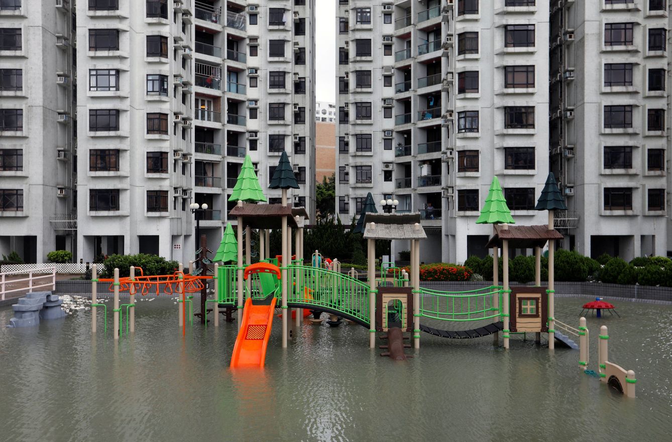 Un parque recreativo en Hong Kong, inundado tras el paso del tifón Hato. (Reuters)