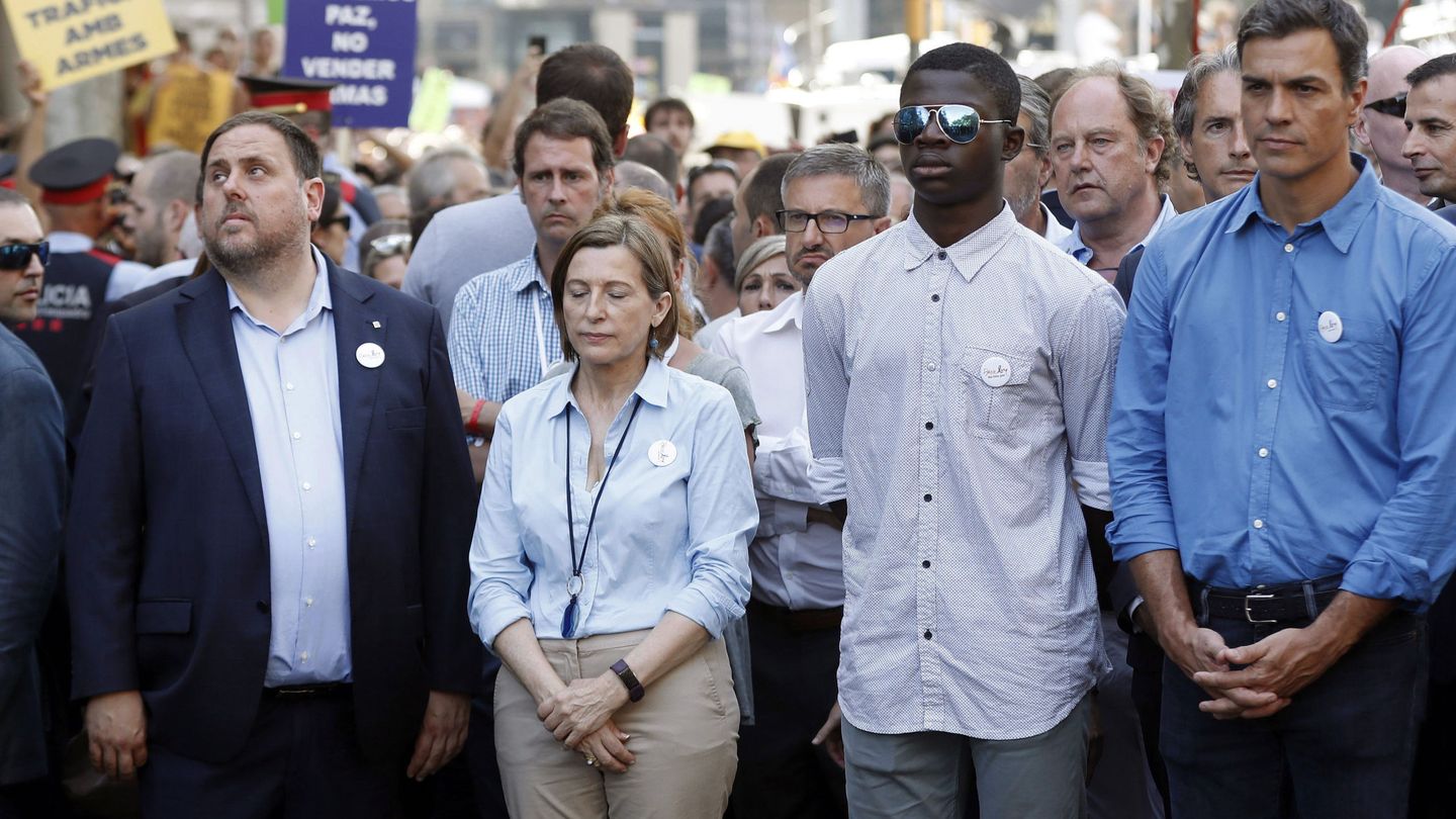Oriol Junqueras, Carme Forcadell (2i), y Pedro Sánchez (d), durante la marcha contra los atentados. (EFE)