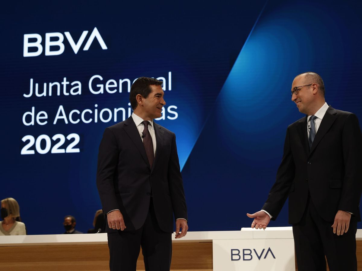 Foto: Carlos Torres (i), presidente de BBVA, y el CEO, Onur Genç. (EFE/Luis Tejido)
