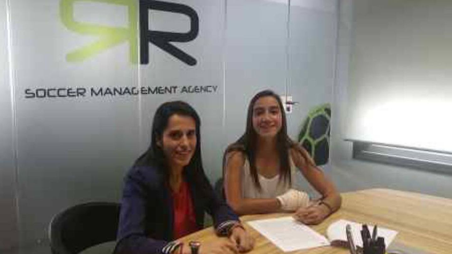 Ana Rossell, actual directora deportiva del Real Madrid, y Lucía Rodríguez en la agencia de René Ramos