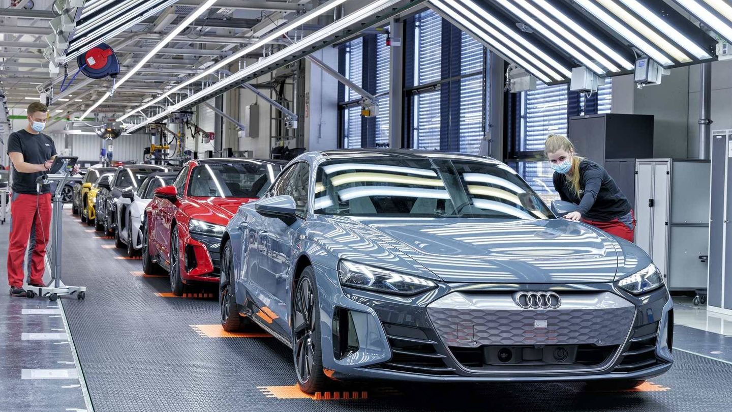 Audi ya comercializa su berlina deportiva y 100% eléctrica, el e-tron GT 