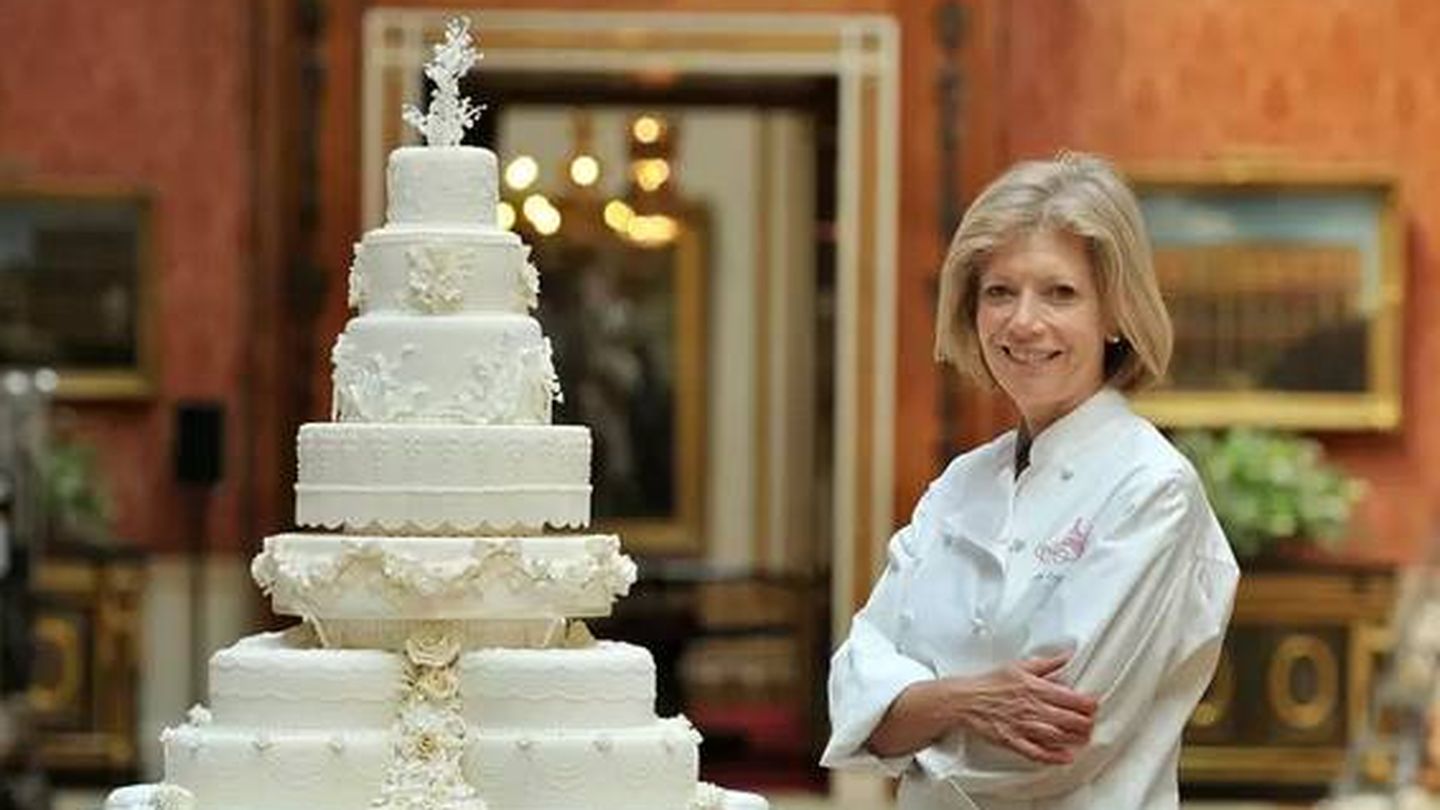  Fionna Cairns, con el pastel en Buckingham. (ITV)