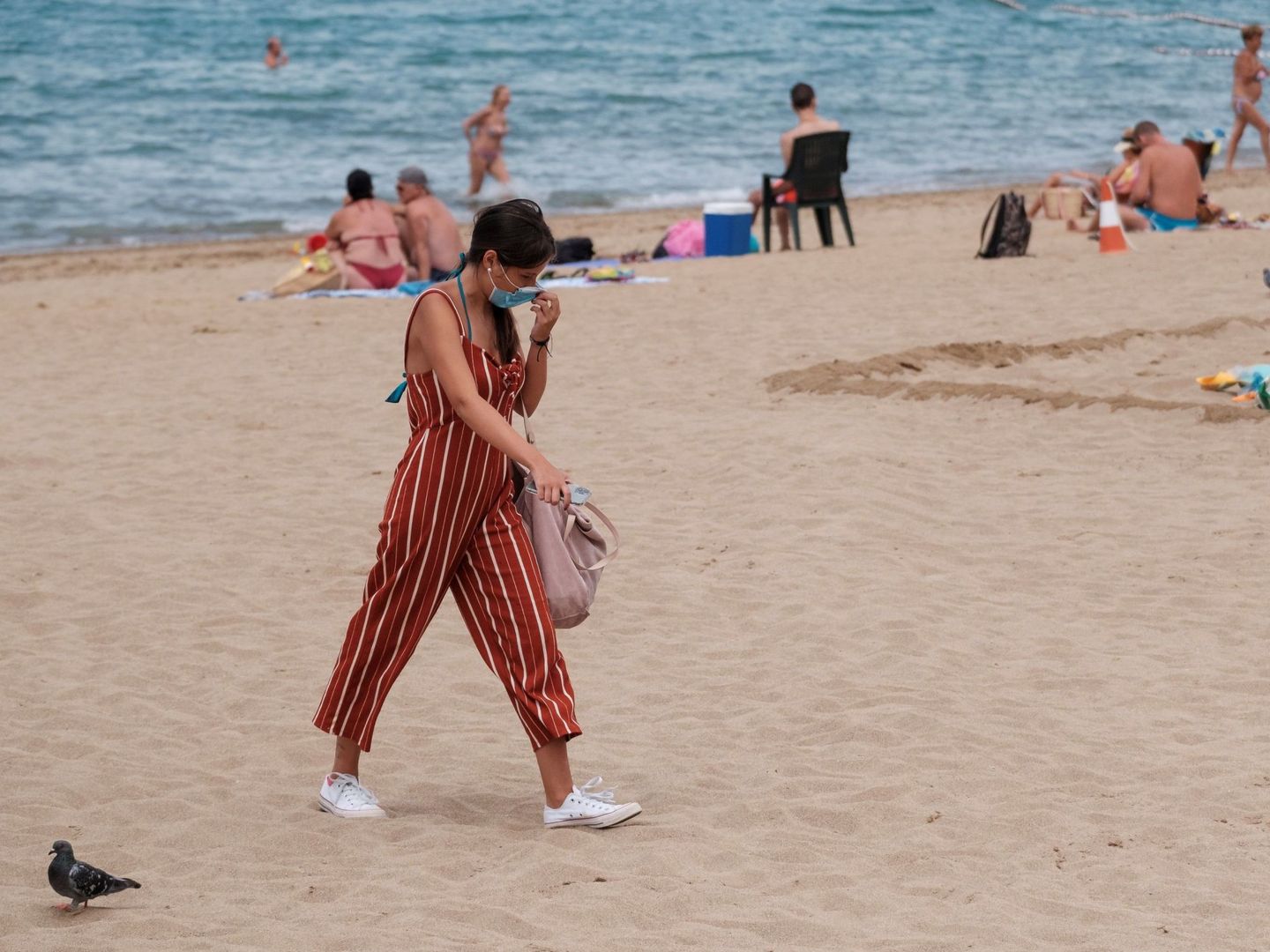 Una joven abandona la playa de Las Canteras, en Las Palmas de Gran Canaria. (EFE)