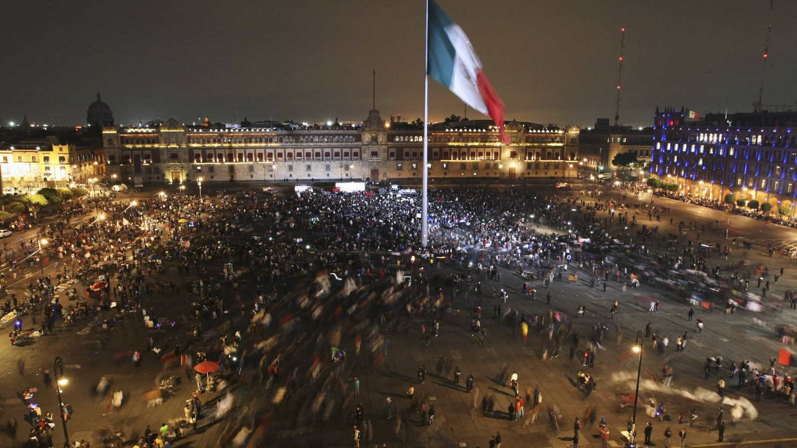 Foto: Manifestantes en la Plaza de la Constitución durante una protesta por los 43 estudiantes desaparecidos en Iguala, en Ciudad de México (Reuters).