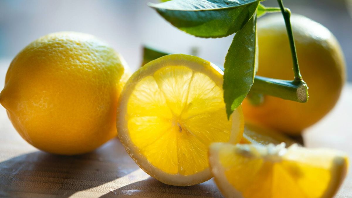 Desmontando los mitos del agua caliente con limón y sus efectos ‘detox’