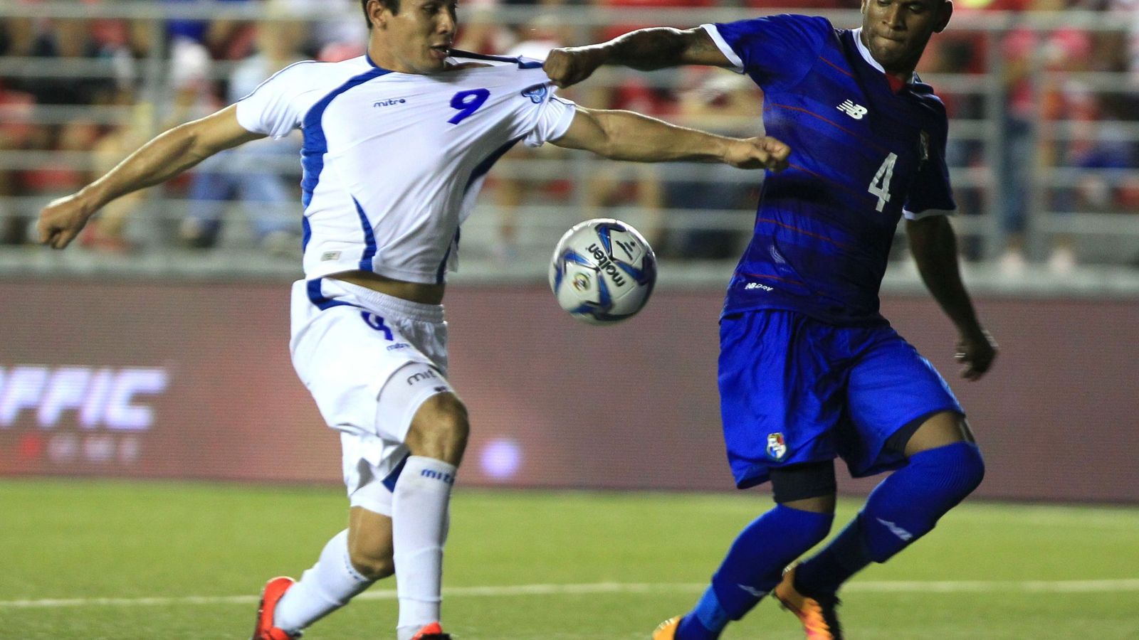 Foto: Ingel Patrick, a la derecha, de la Selección de panamá. A la izquierda, el jugador de El Salvador David Rugamas (EFE)