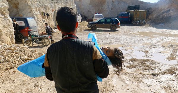 Foto: Un hombre carga con el cadáver de un niño tras un ataque químico en el pueblo de Jan Sheikun, en la zona rebelde de Idlib. (Reuters) 
