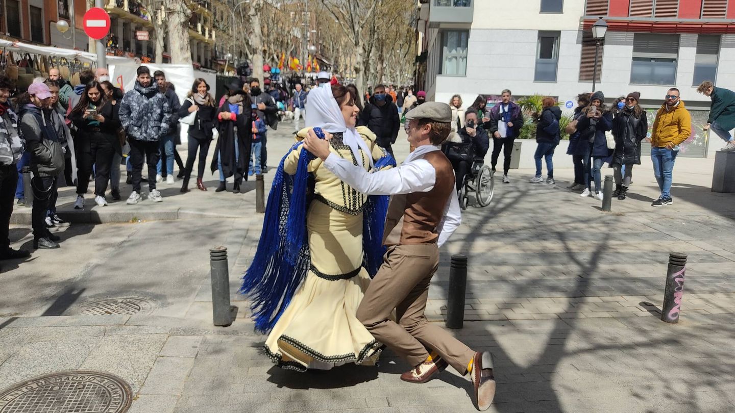 Carmen y David bailan para deleite de los madrileños. (G. M.)