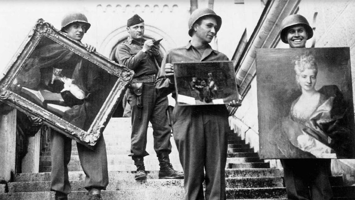 Algunos hombres del grupo, recuperando arte robado del castillo de Neuschwanstein. (Wikipedia)