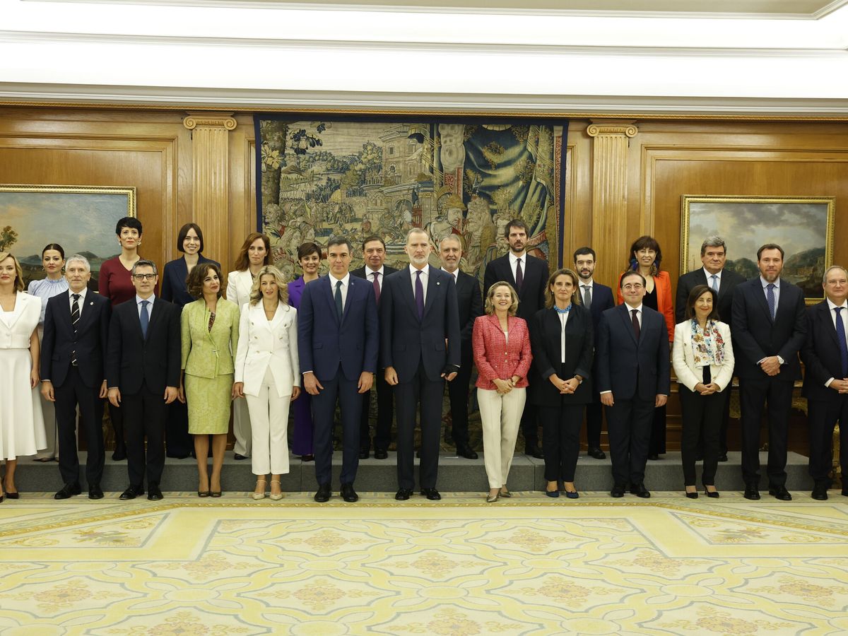 Foto: Felipe VI con todos los integrantes del nuevo Gobierno de coalición. (EFE/Chema Moya)