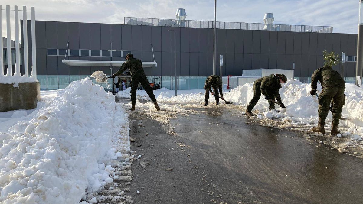 Guardias y funcionarios exhaustos tras 72 horas en la última prisión liberada de la nieve
