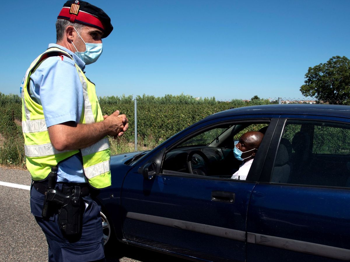 Foto: Un Mosso d'Esquadra realiza un control de carreteras en la comarca del Segrià. (EFE)