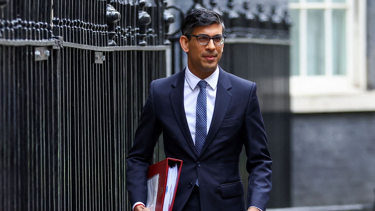 British Prime Minister Rishi Sunak walks at Downing Street in London, Britain March 15, 2023. REUTERS Hannah McKay