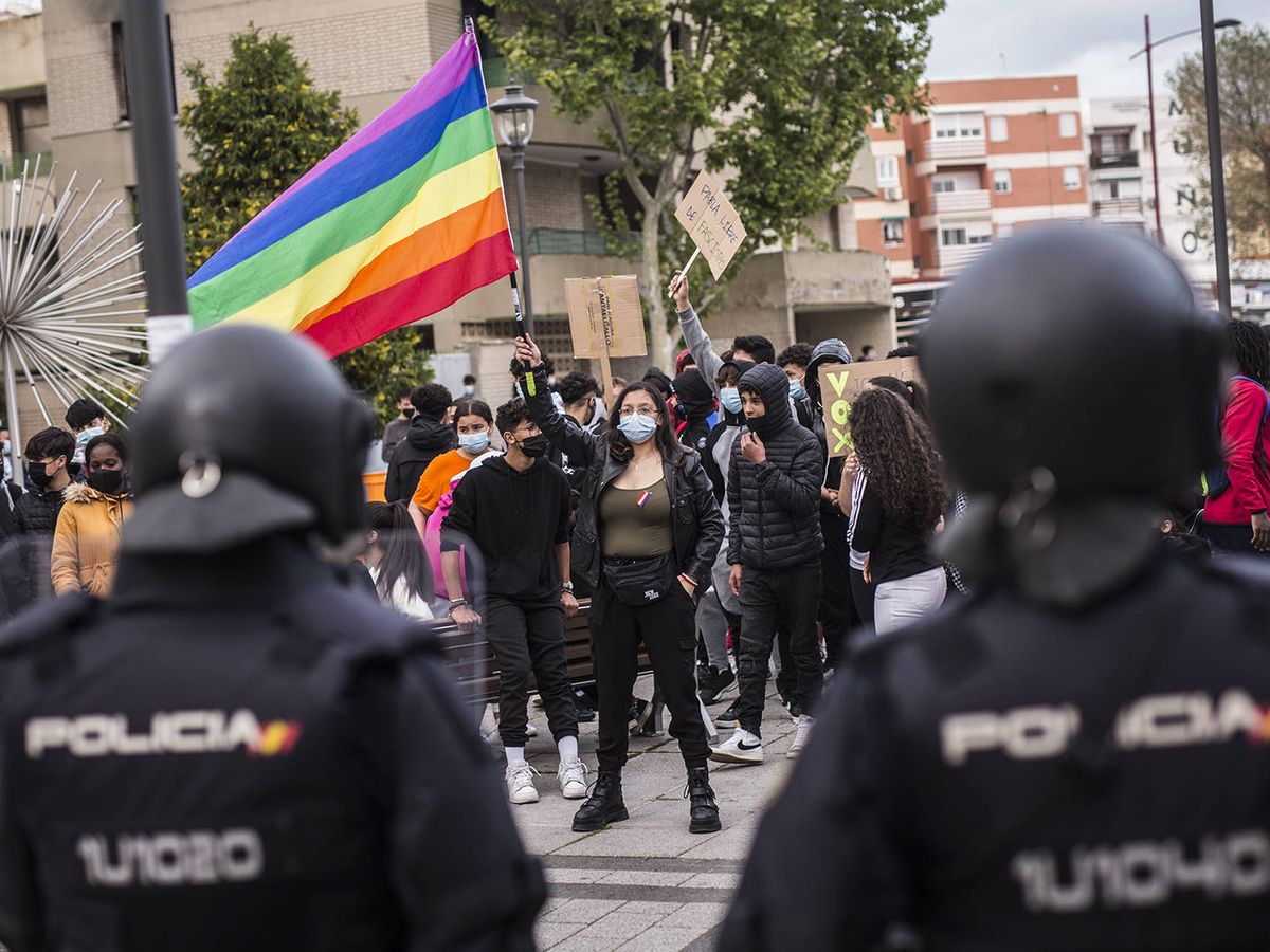 Foto: Manifestantes tratando de boicotear un acto público de Vox en Parla el pasado 23 de abril. (Alejandro Martínez Vélez)