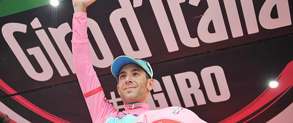 Foto: Intxausti no aguanta la presión y cede la 'maglia' rosa a Nibali en la crono individual