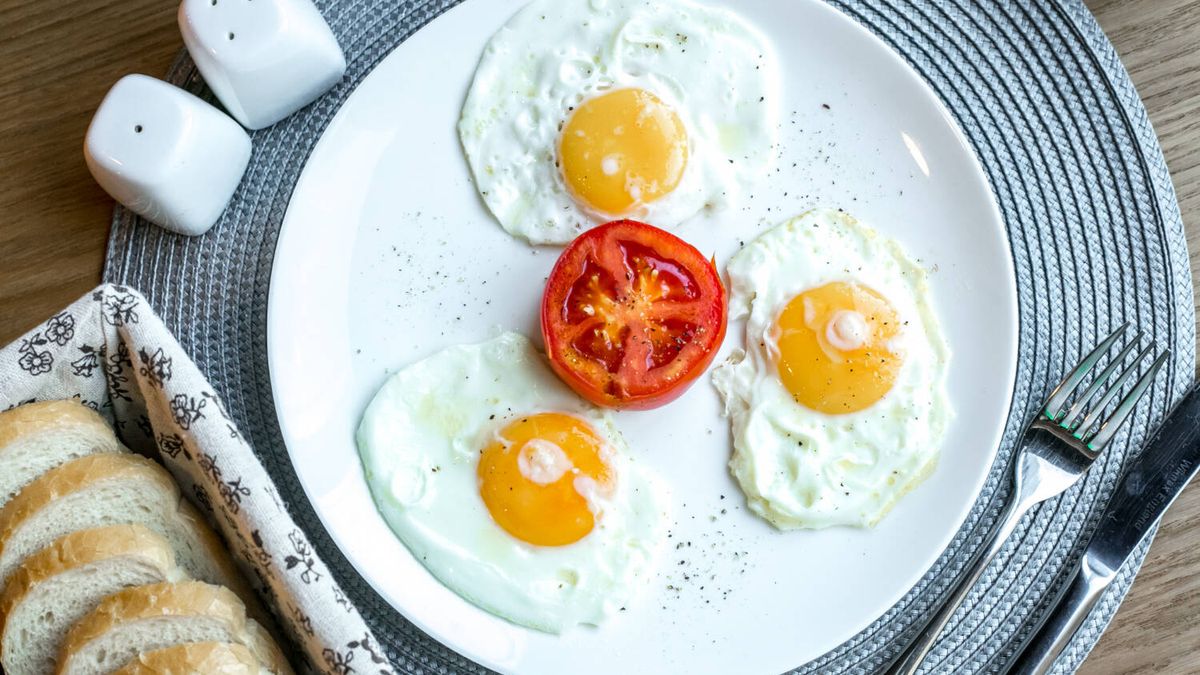Huevo frito saludable: sin aceite, sin casi calor y en dos minutos