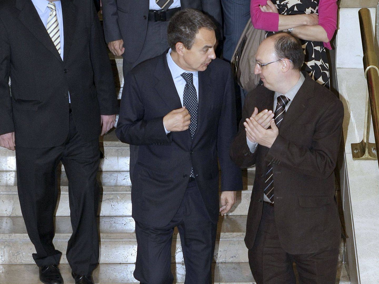 Fran Llorente conversa con José Luis Rodríguez Zapatero. (EFE)