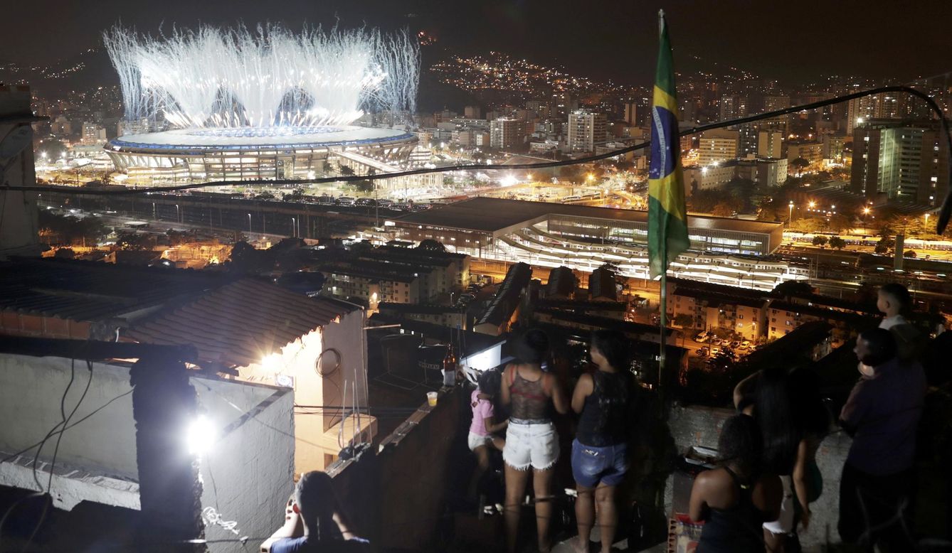 Imagen desde una favela el día de la inauguración de los Juegos de Río (Reuters)