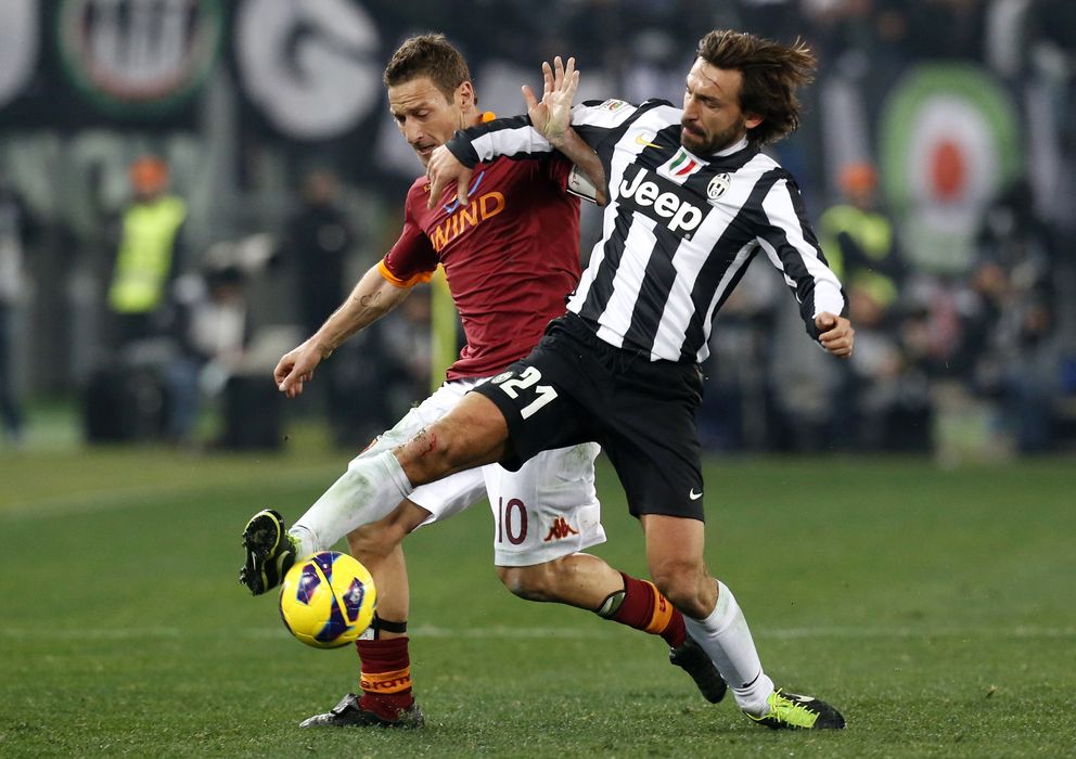Foto: Totti pelea el balón con Pirlo el pasado mes de febrero (Reuters).