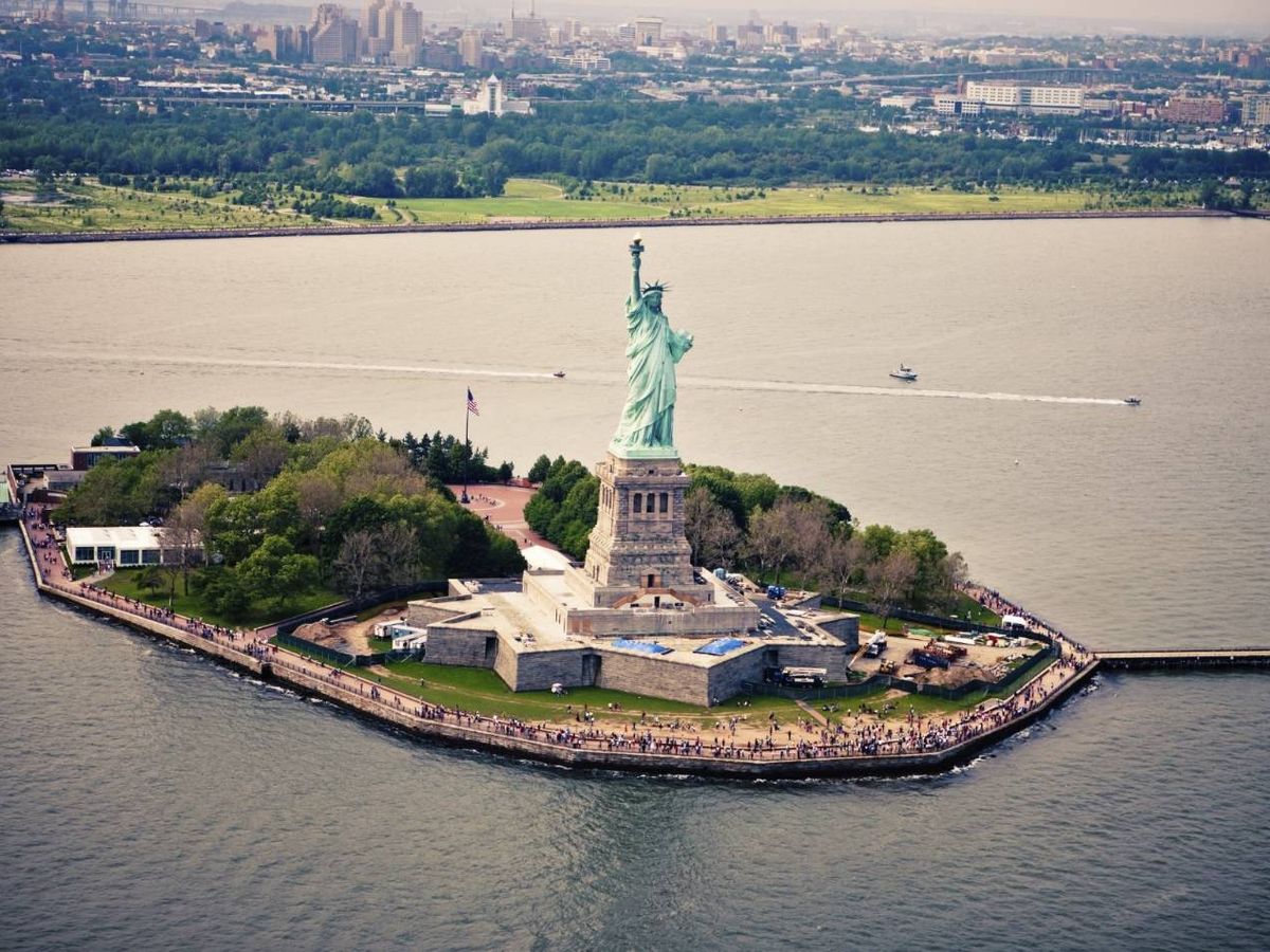 Foto: Desde el puente de Brooklyn puede verse la Estatua de la Libertad. (iStock)