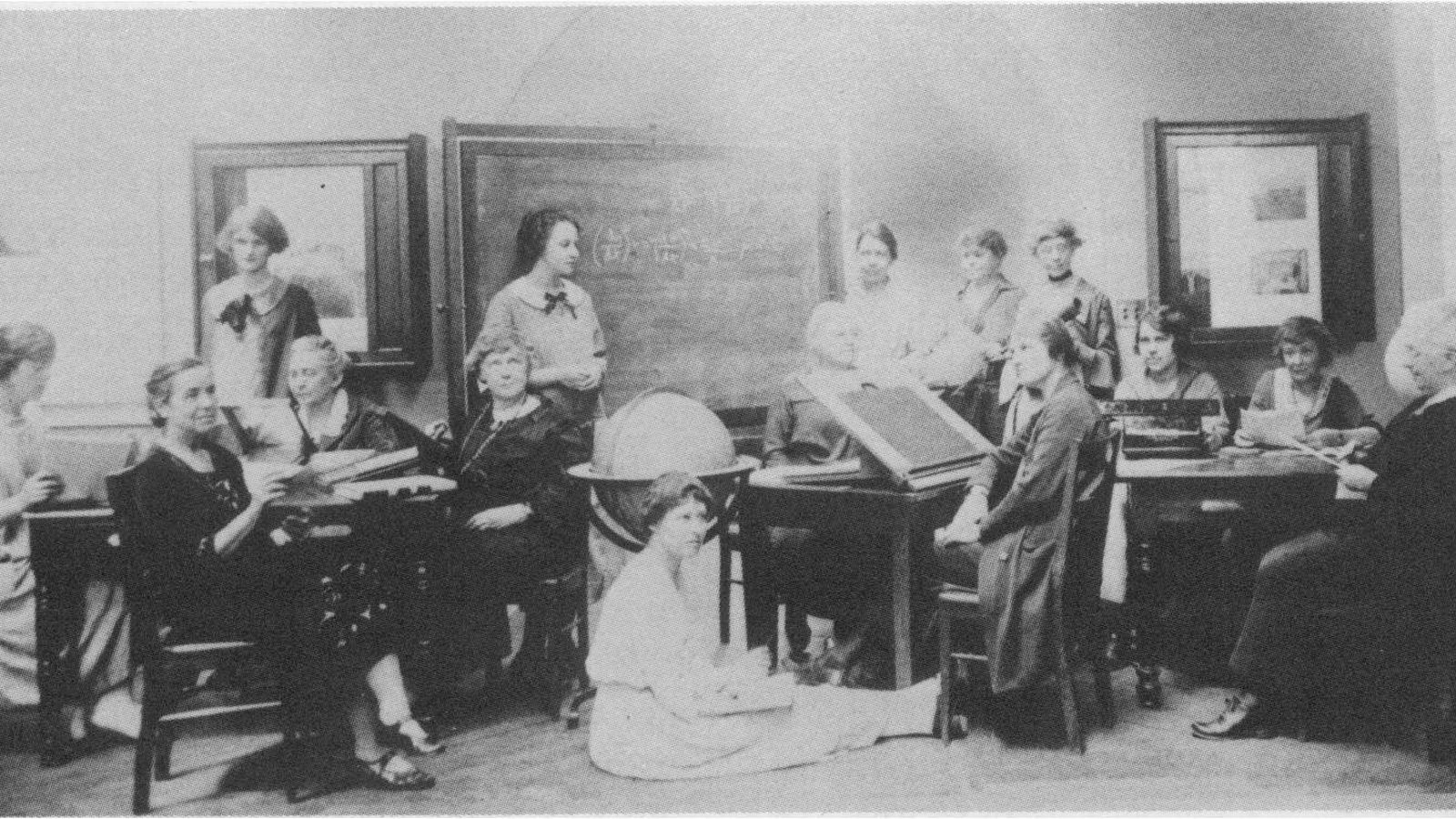 Payne (sentada frente a la mesa inclinada, a la derecha de la imagen) junto a sus compañeras de Harvard. (Historia del Observatorio de la Universidad de Harvard en imágenes)