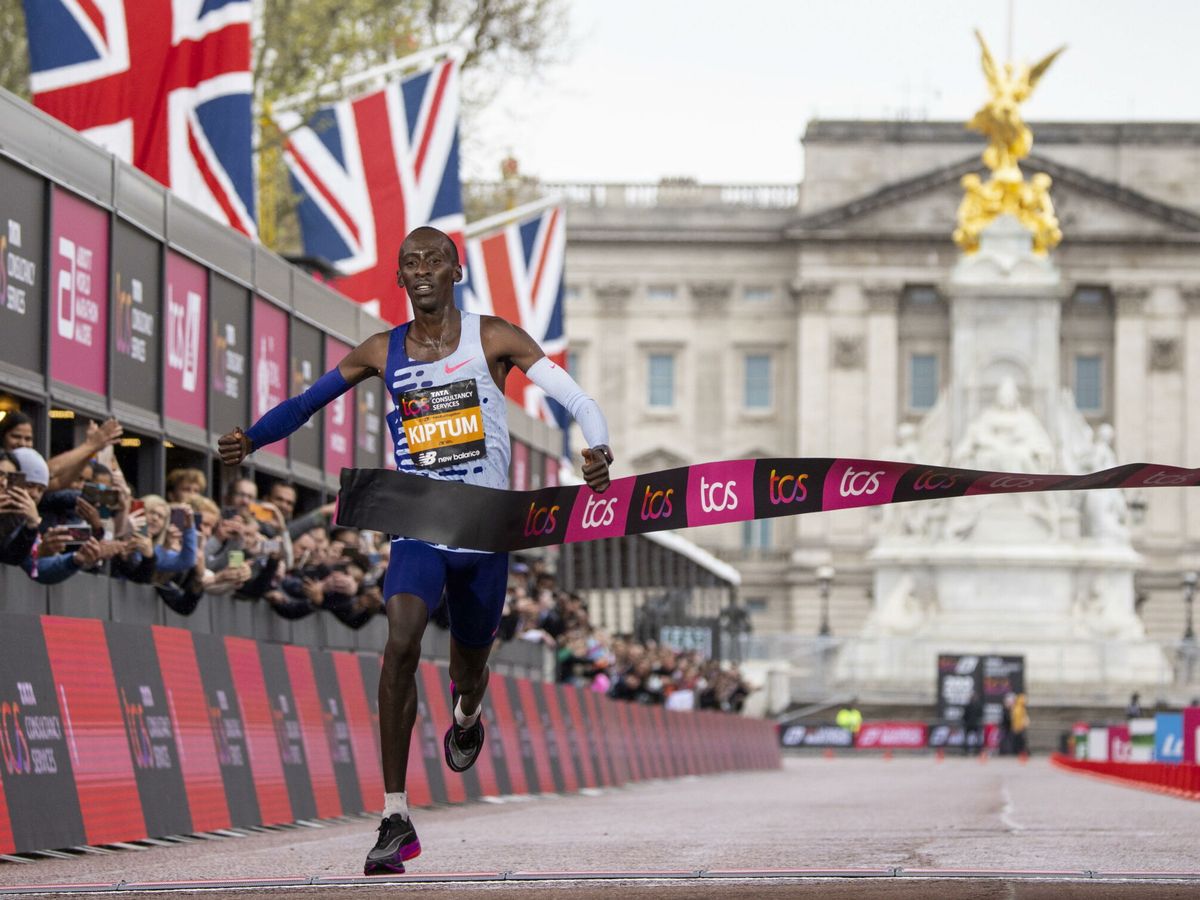 Foto: Kiptum, en un maratón en el Reino Unido. (EFE/Tolga Akmen)
