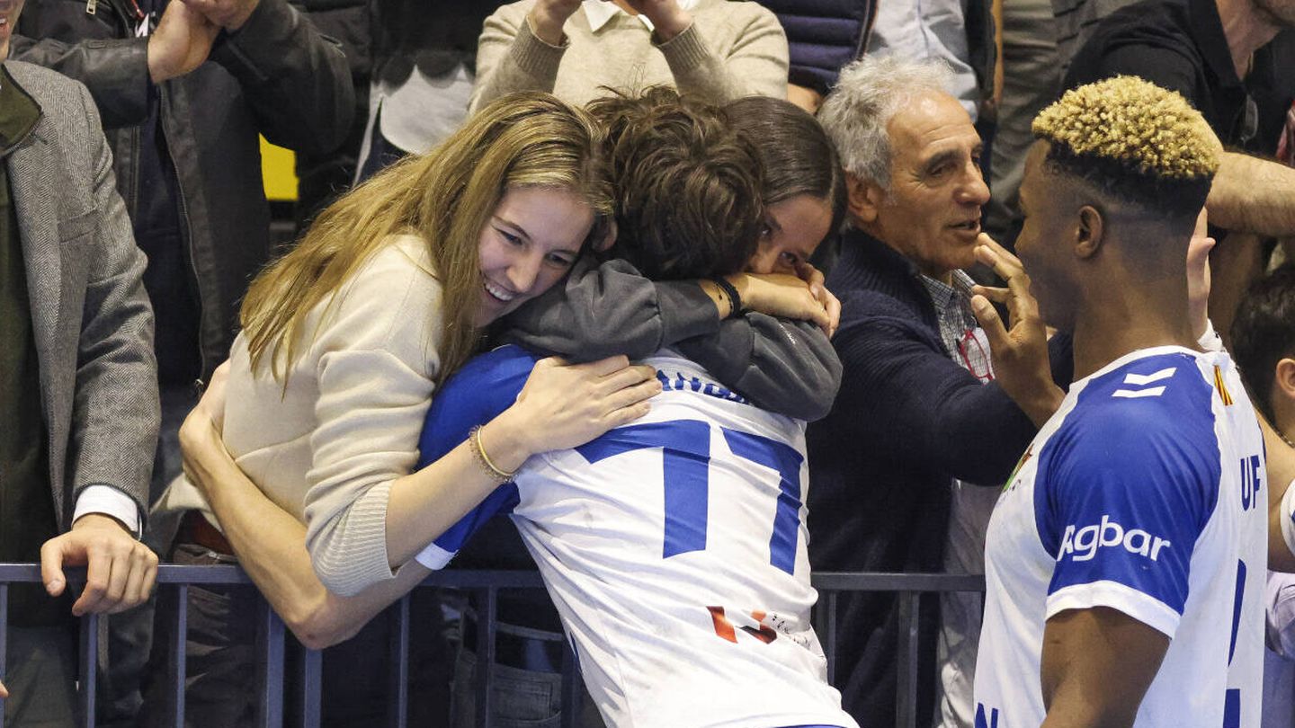 Victoria Federica, abrazando a su primo Pablo. (Gtres)