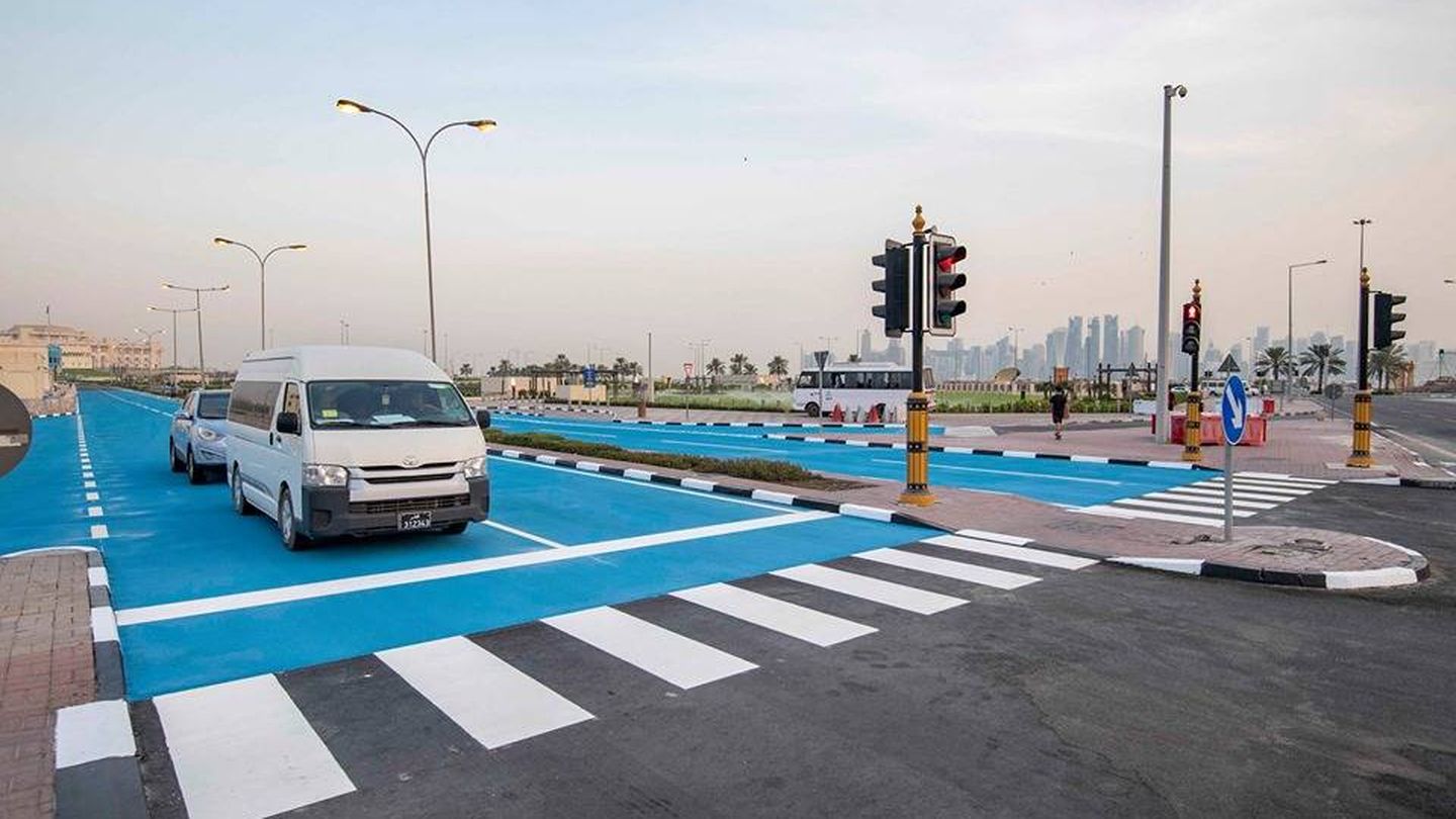 Imagen de la carretera pintada de azul. (Foto: Qatar Tribune / Twitter)