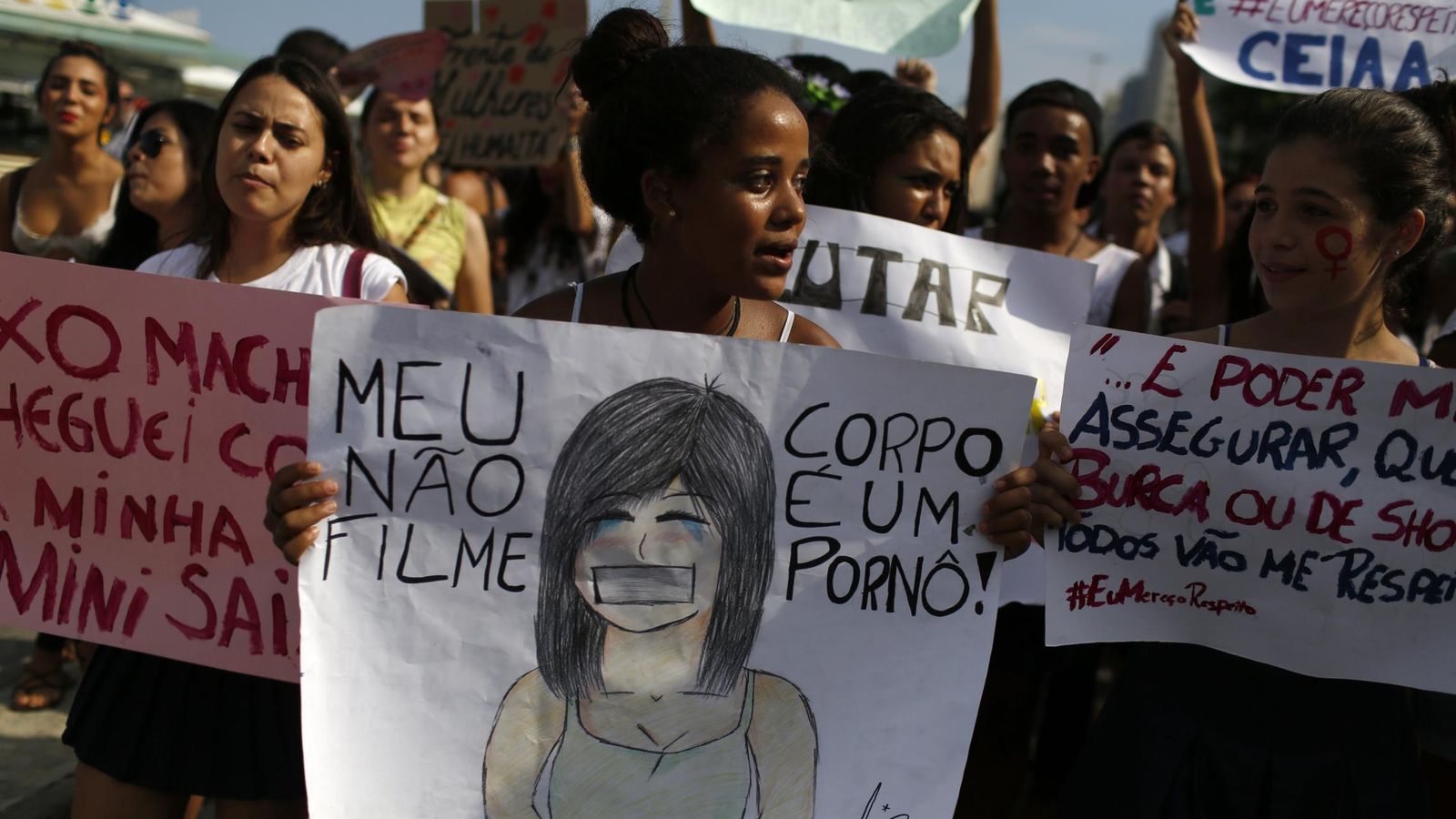 Foto: Estudiantes se manifiestan en contra de las violaciones durante el Día Internacional de la Mujer, el 8 de marzo de 2015. (Reuters)