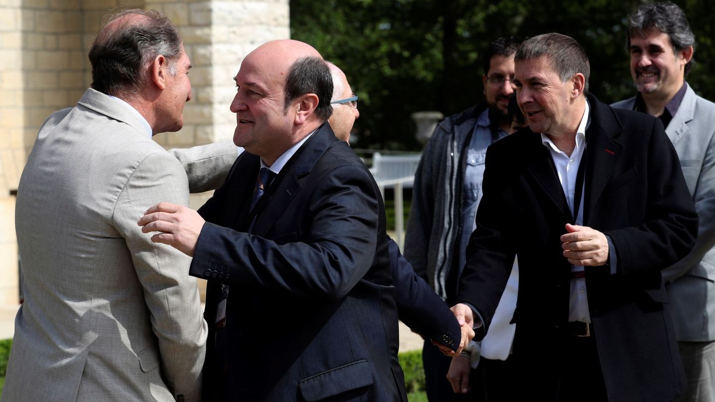 Andoni Ortuzar y Arnaldo Otegi, durante la cumbre de Cambó (Francia) para escenificar el fin de ETA. (EFE)