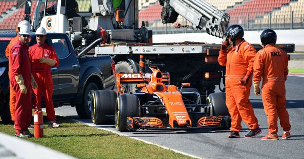 Foto: El McLaren de Fernando Alonso tuvo que ser remolcado este viernes en Montmeló (Joan Valls/Urbanandsport-Cordon Press)