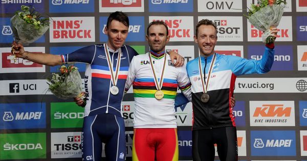 Foto: El podio del Mundial: el campeón, Valverde (c); el segundo clasificado, Bardet (i); y el tercero, Woods. (Reuters)