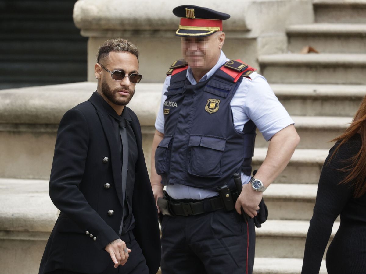 Foto: Neymar saliendo de la Audiencia de Barcelona. (EFE/Quique García)
