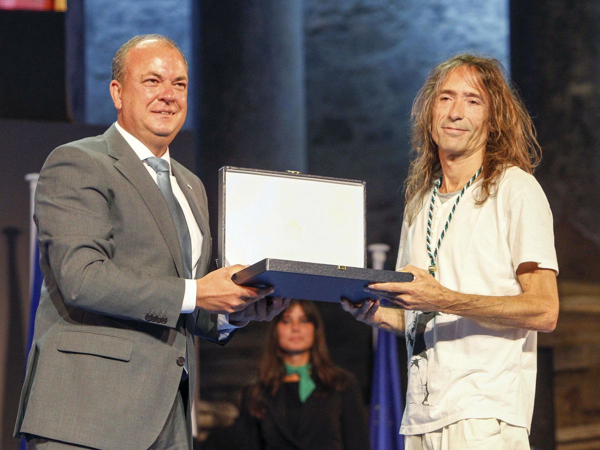 Foto: Robe recoge la Medalla de Extremadura en 2014 de manos del presidente extremeño, José Antonio Monago. (EFE/Jero Morales)