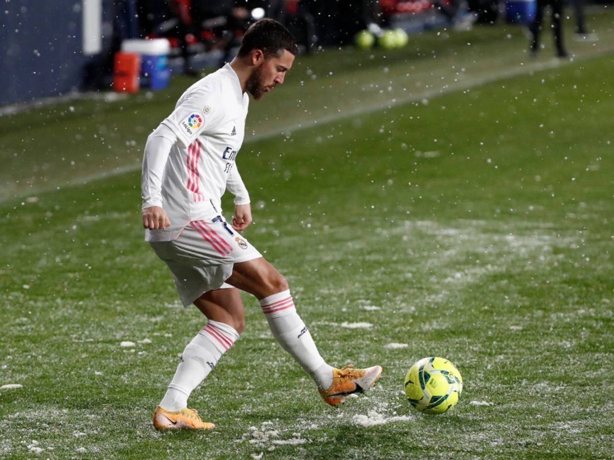 Foto: Eden Hazard controla el balón en el partido contra Osasuna. (realmadrid)