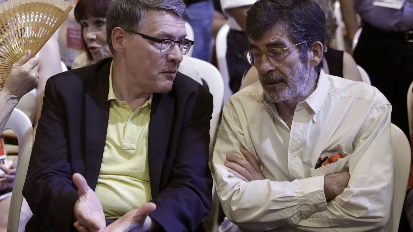 Jordi Sevilla (i) y José Enrique Serrano, entre los asistentes en un reciente acto del PSOE. (EFE)