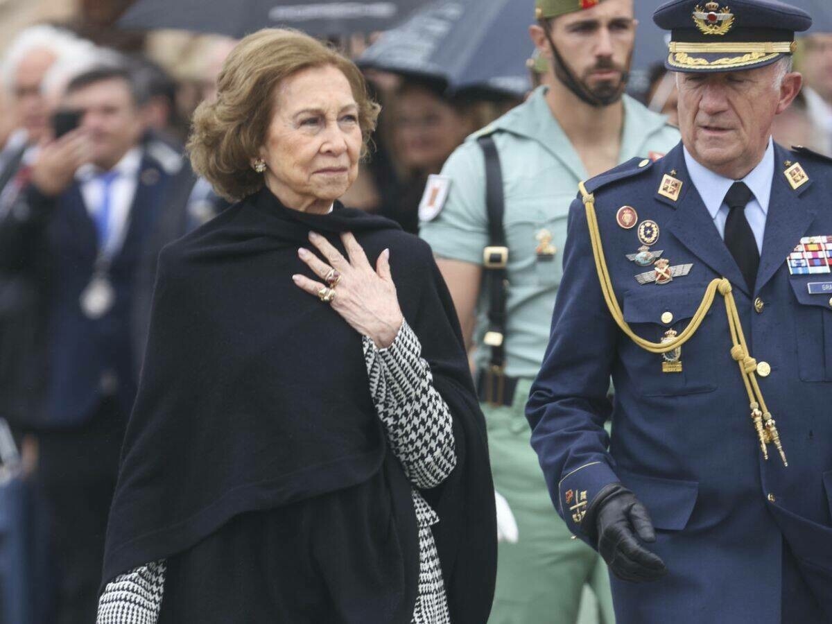 Foto de                         La reina Sofía, baño de multitudes en Málaga: junto a Almeida y rodeada de legionarios             