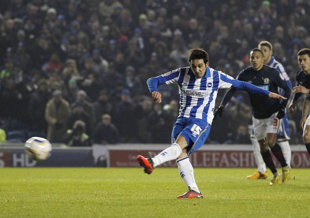 Foto: Vicente lanza un penalti en su época de jugador del Brighton 