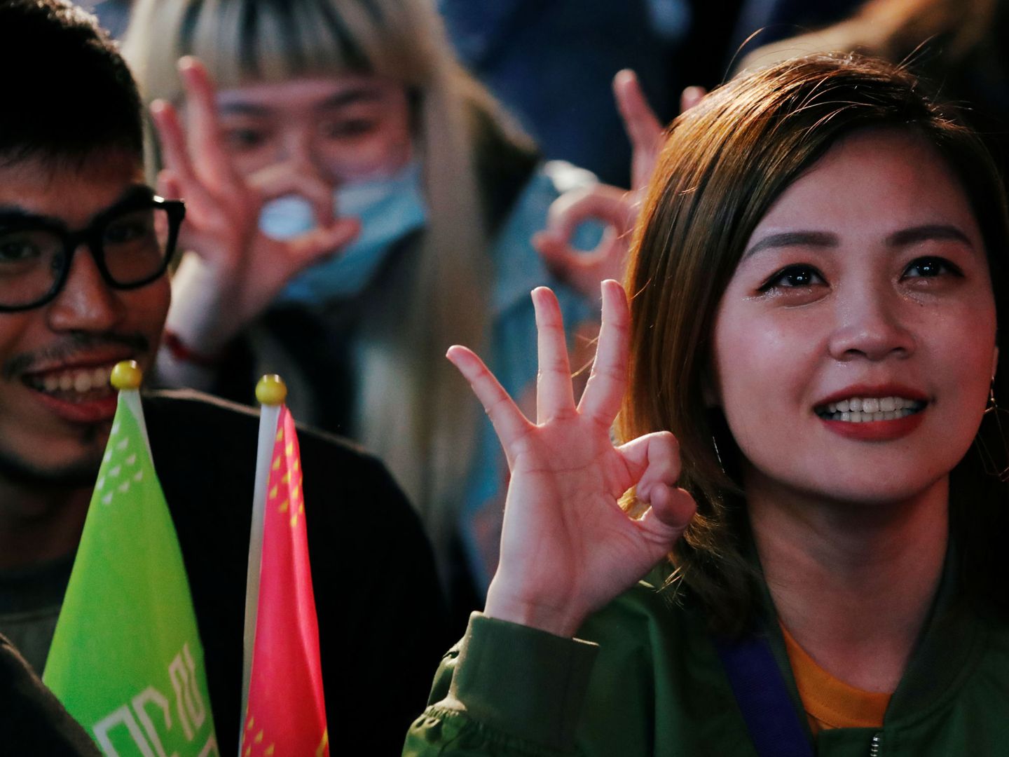 Los partidarios del presidente de Taiwán, Tsai Ing-wen, celebran los resultados electorales. (Reuters)