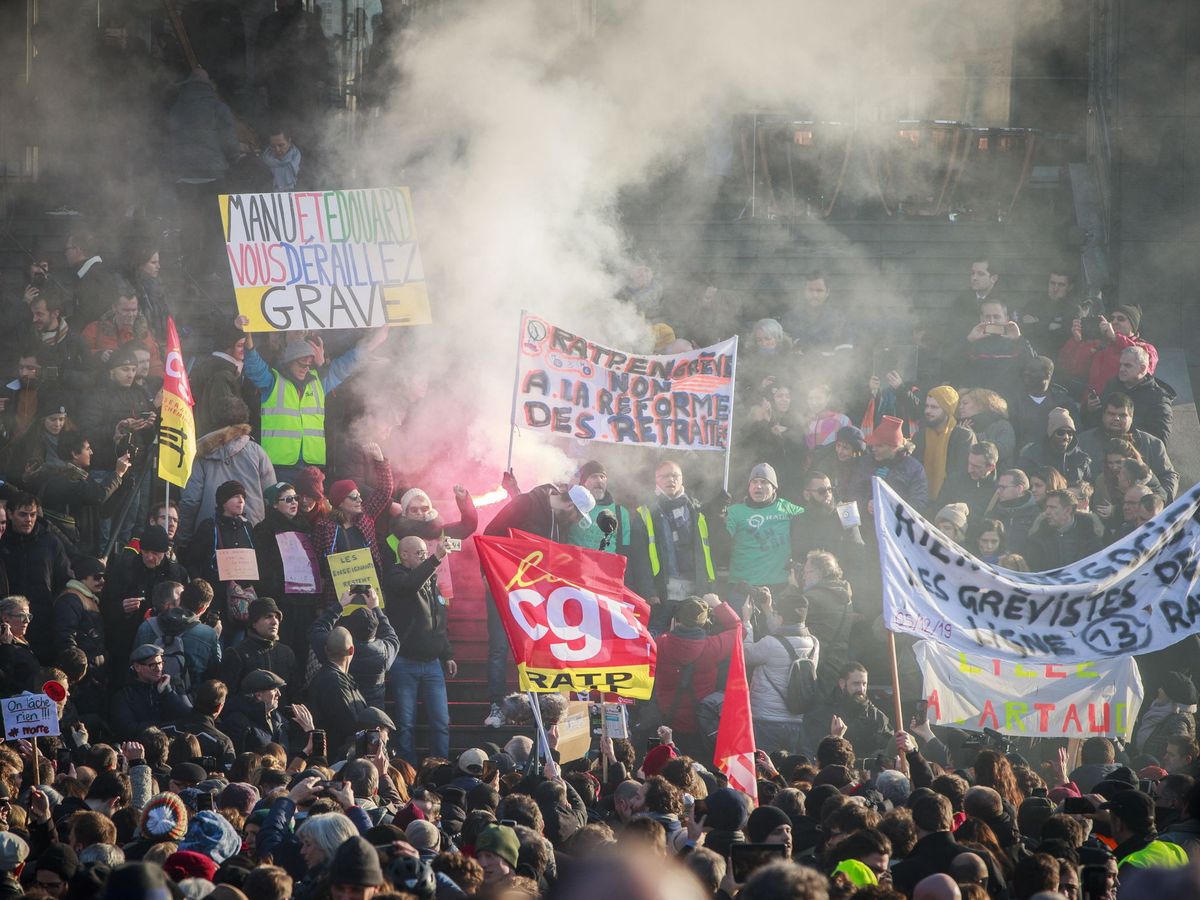 Foto: Protestas en Francia por la reforma de pensiones de Macron. (EFE)