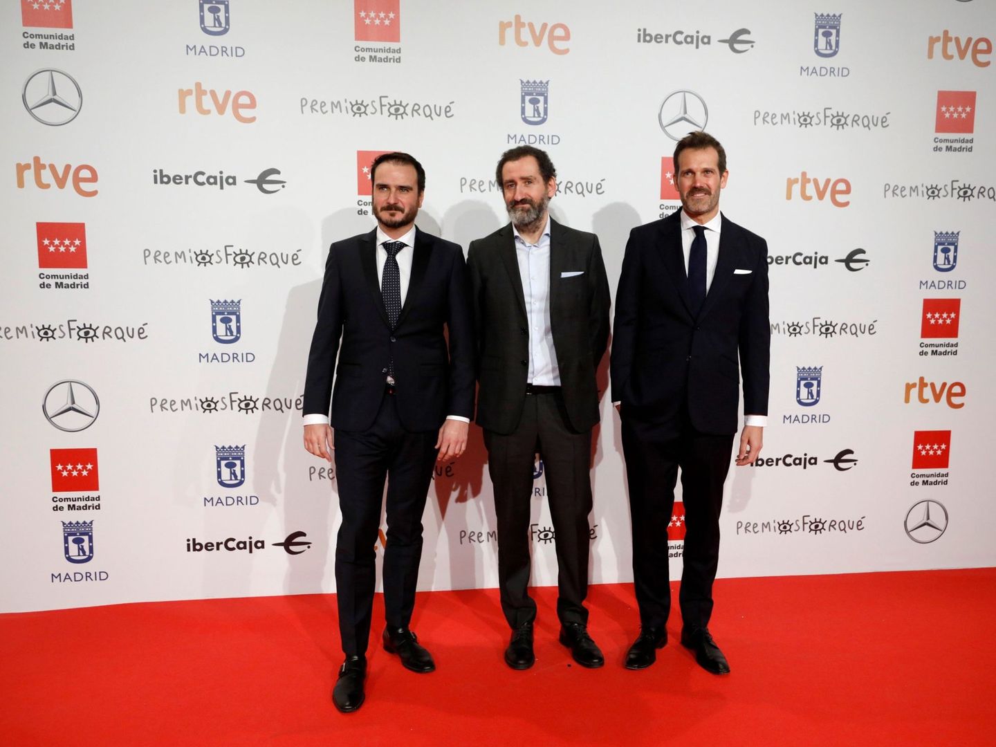 Los directores de 'La Trinchera Infnita', Jon Garaño (c), José María Goenaga (dcha), y Aitor Arregi, posan en la alfombra roja de los Premios Forqué de este año (EFE)