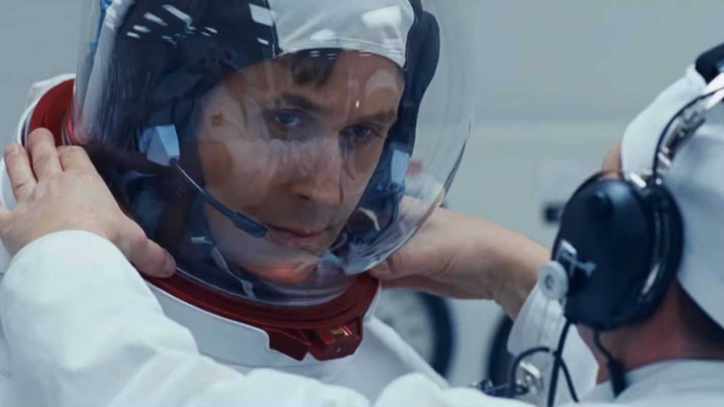 Ryan Gosling, caracterizado como Neil Armstrong (First Man)